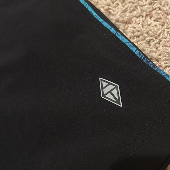 Aqua Tech XL black swim trunks - Picture 2 of 4